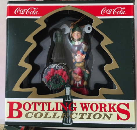 45175-1 € 10,00 coca cola ornament 3x kabouter bij fles.jpeg
